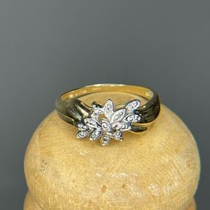 Beautiful 10kt yellow Gold & Diamond ring